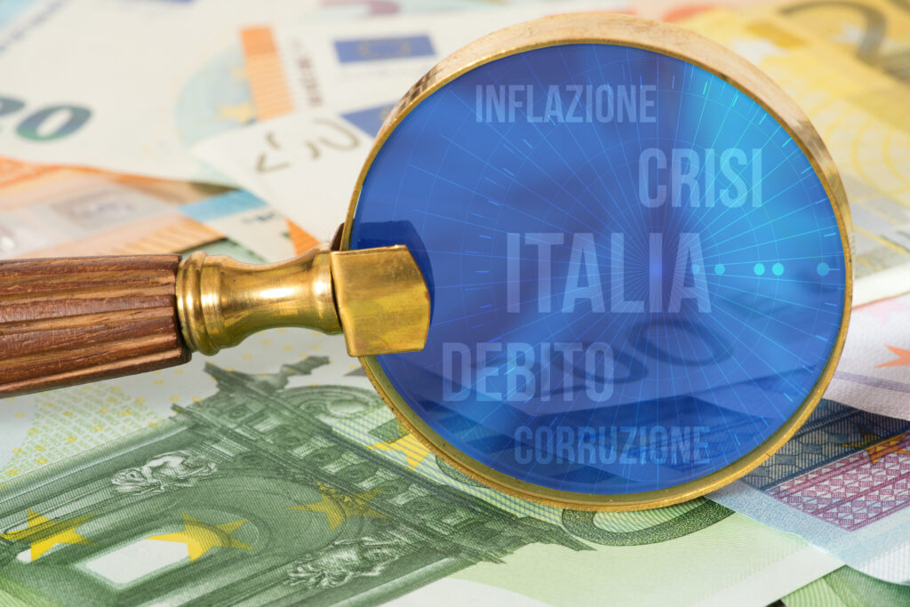 Euro Geldscheine, eine Lupe und Worte Italien, Schulde, Krise, Inflation und Korruption