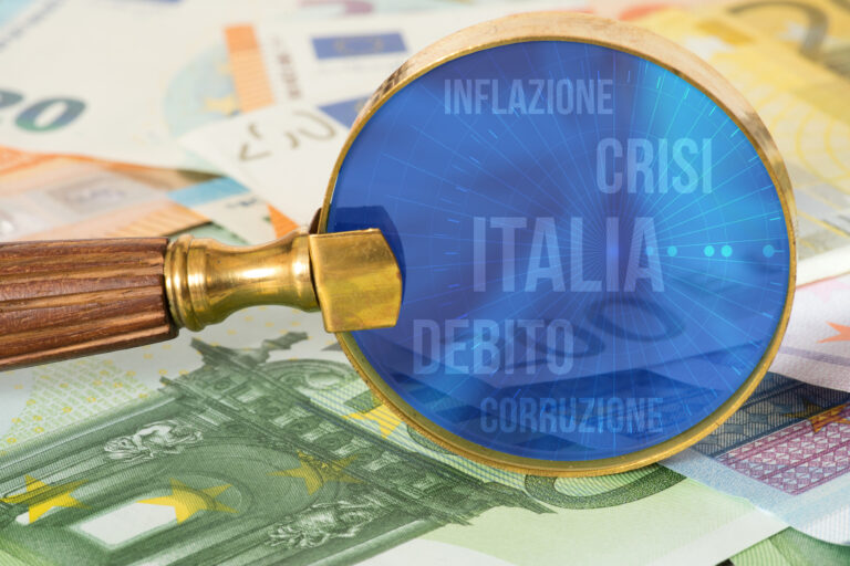 Euro Geldscheine, eine Lupe und Worte Italien, Schulde, Krise, Inflation und Korruption