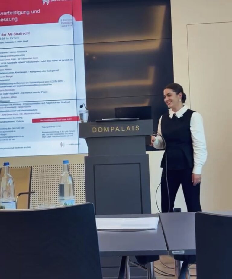 Rechtsanwältin Ricarda Dornbach bei ihrem Vortrag beim Forum JUST der AG Strafrecht im Dompalais Erfurt